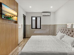 Laptop workspace, free WiFi, bed sheets - Dong Kinh Hotel & Apartment (Da Nang)