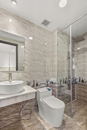Shower, hydromassage showerhead, free toiletries, slippers - Dong Kinh Hotel & Apartment (Da Nang)