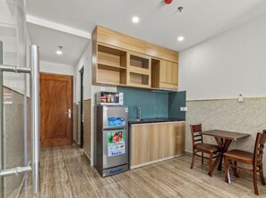 Laptop workspace, free WiFi, bed sheets - Dong Kinh Hotel & Apartment (Da Nang)