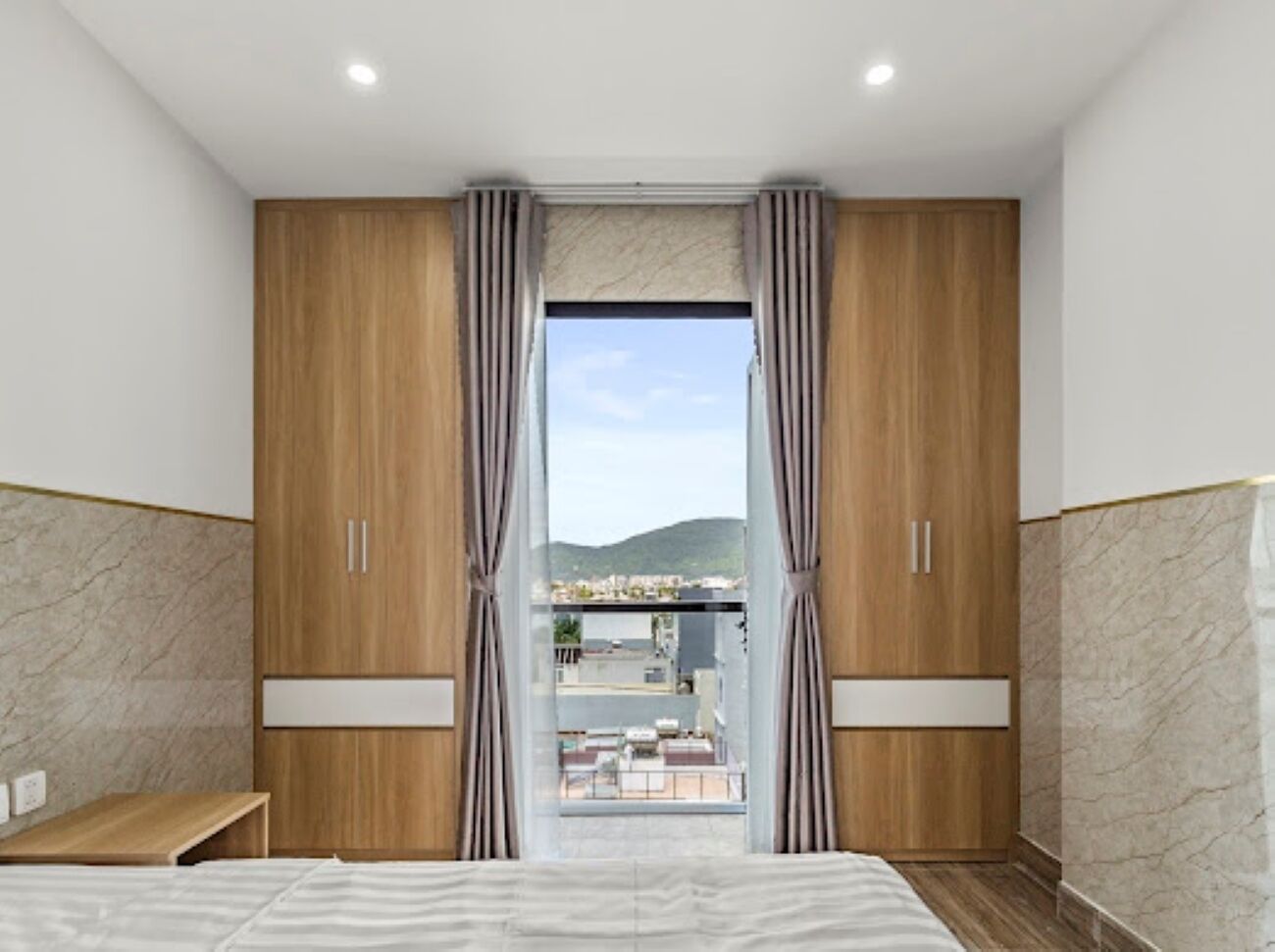 Laptop workspace, free WiFi, bed sheets