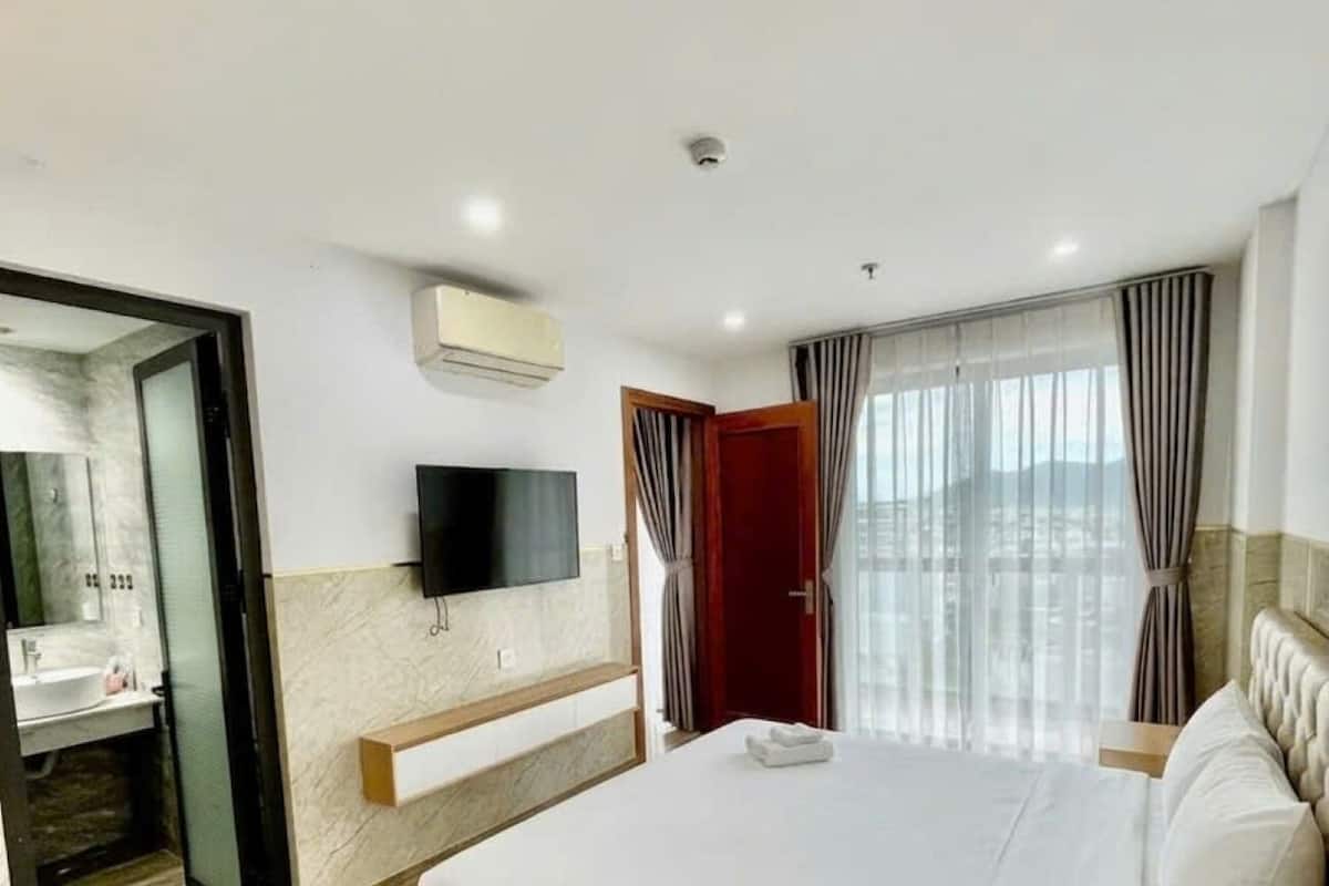 Apartment, 2 Bedrooms, Balcony | Laptop workspace, free WiFi, bed sheets