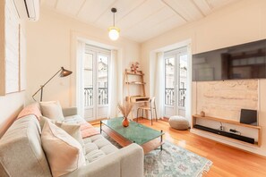 TV, books - GuestReady - Vibrant Historic City Center Retreat (Lisbon)