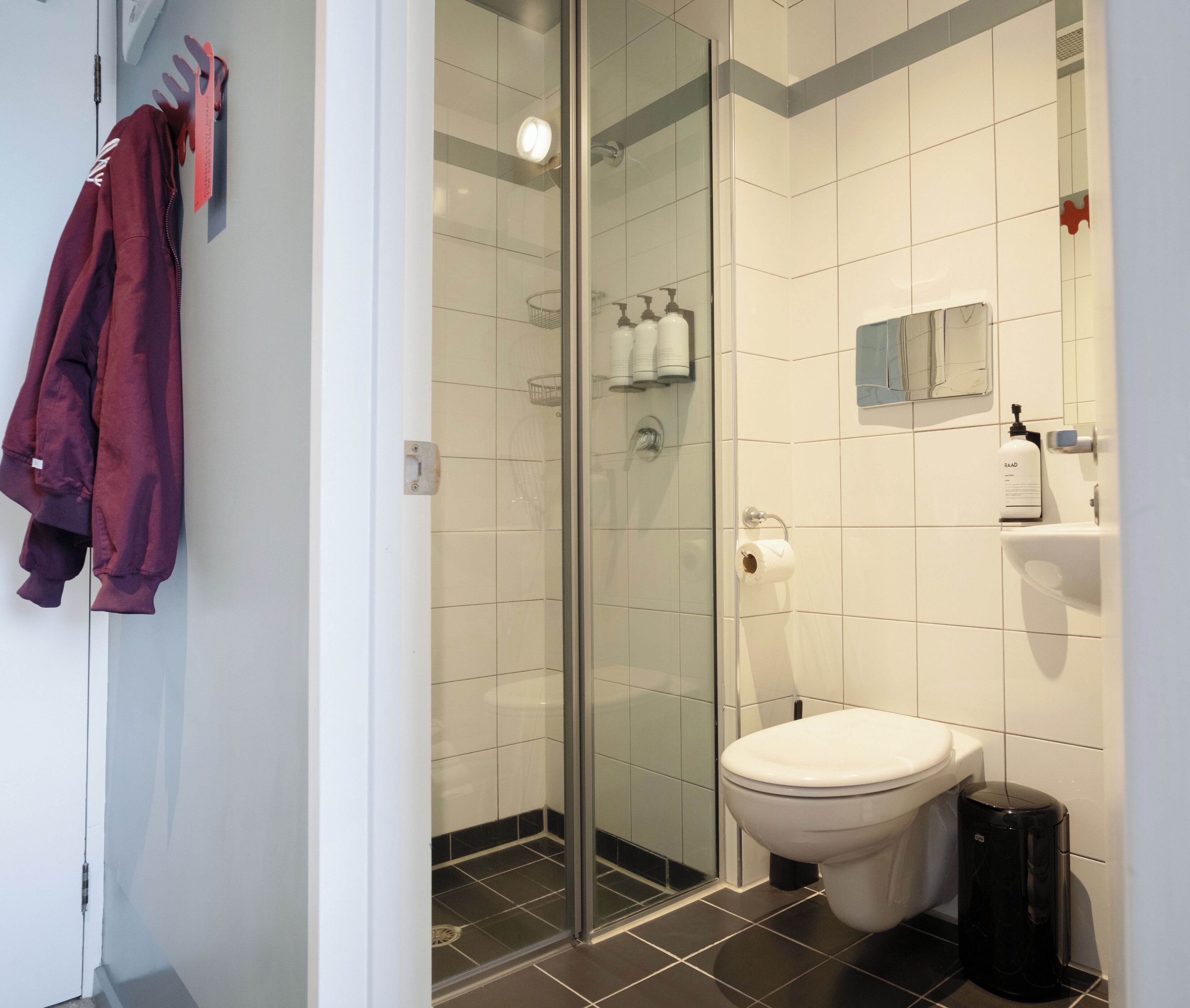 Family Loft Suite with Queen and Bunk | 浴室 | 淋浴設備、環保梳洗用品、風筒、番梘