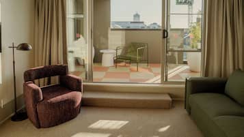 Family Loft Suite with Queen and Bunk | Área de sala de estar | Libros