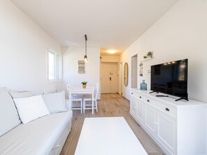 TV - Ideal apartment for couples 100m beach (Sant Pol de Mar)