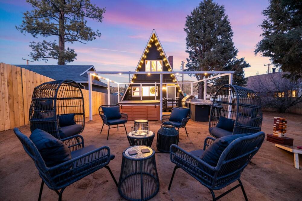 A-frame cabin with stunning views, pickleball, spa, fully fenced yard, AC