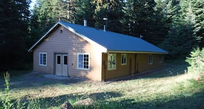 Beautiful cabin, by a state highway in Tollgate OR. 4300 feet elevation.