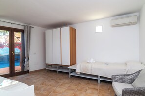 2 bilik tidur, seterika/papan seterika, cadar katil 