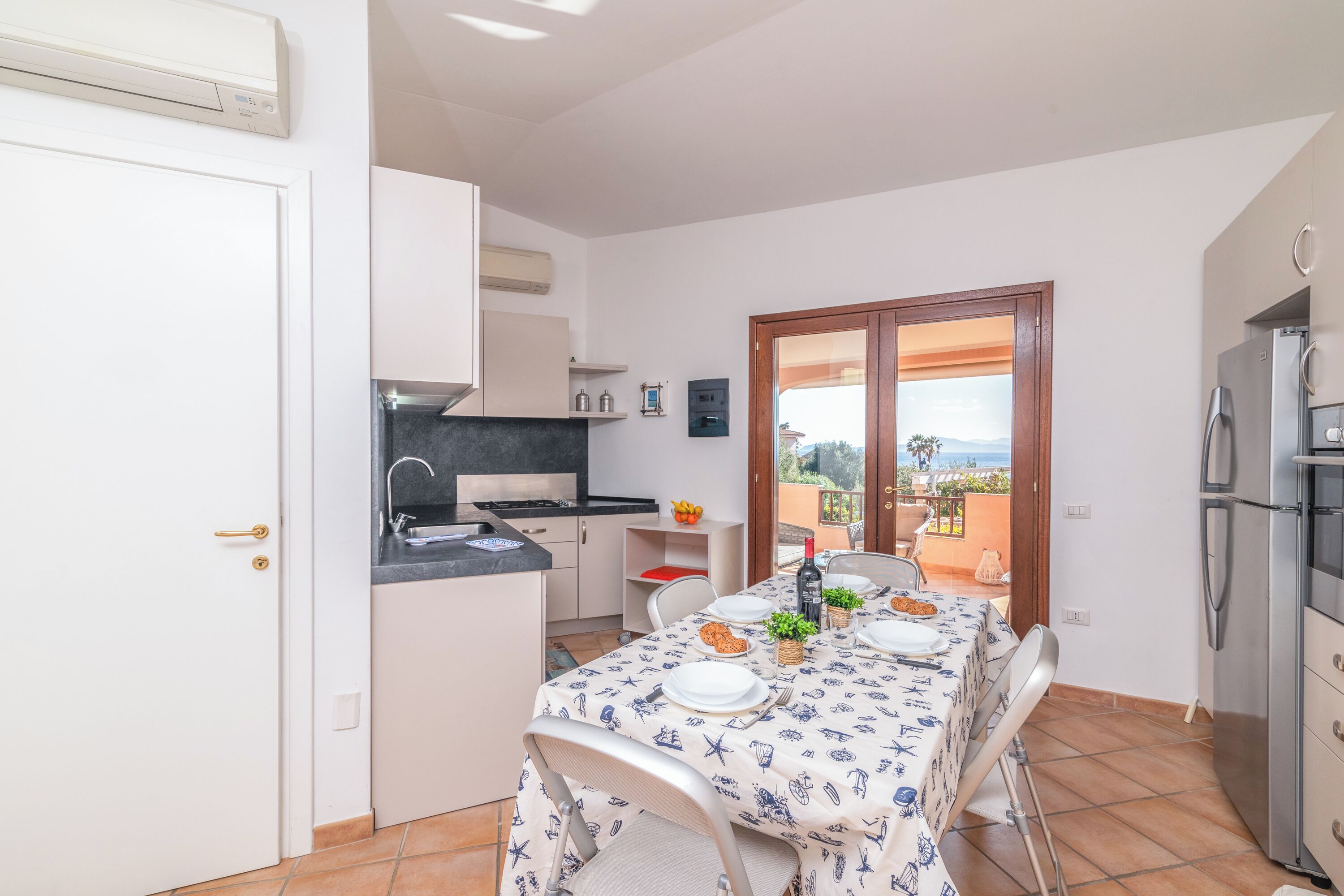 冷蔵庫、オーブン、コンロ、食器洗い機