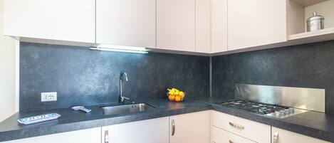 Kylskåp, ugn, spishäll och diskmaskin