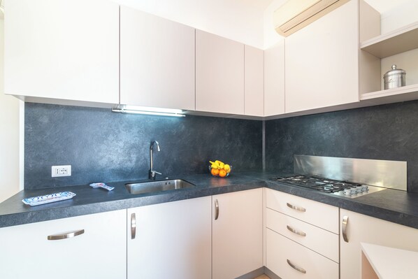 Køleskab, ovn, kogeplade, opvaskemaskine