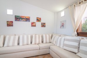 21-tommers fladskærms-tv med kabelkanaler, tv