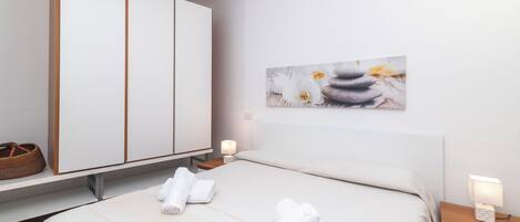 2 bedrooms, iron/ironing board, bed sheets