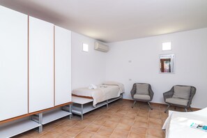 2 soverom, strykejern/-brett og sengetøy