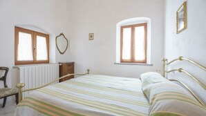 2 slaapkamers, een strijkplank/strijkijzer, beddengoed