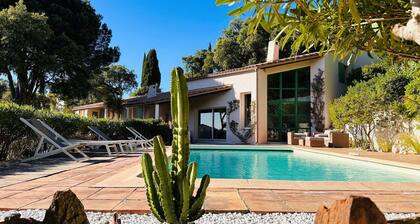 Villa for 8 people, sea view, and swimming pool on the Domaine de Valcros in La Londe-Les Maures