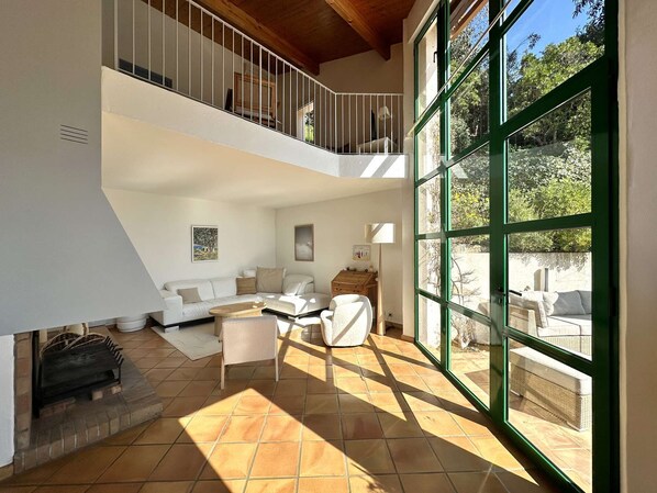 TV - Villa for 8 people, sea view, and swimming pool on the Domaine de Valcros in La Londe-Les Maures (LA LONDE LES MAURES)