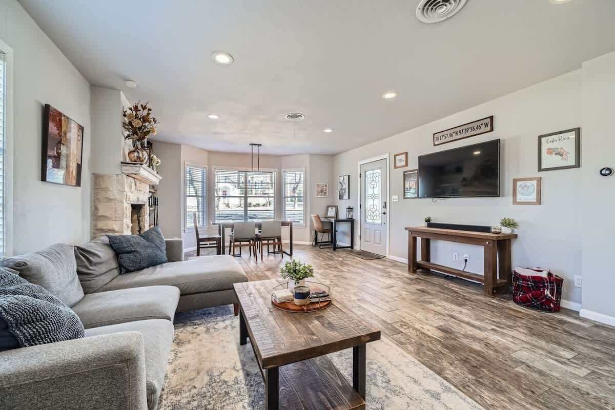 Televisio, takka, työhuone