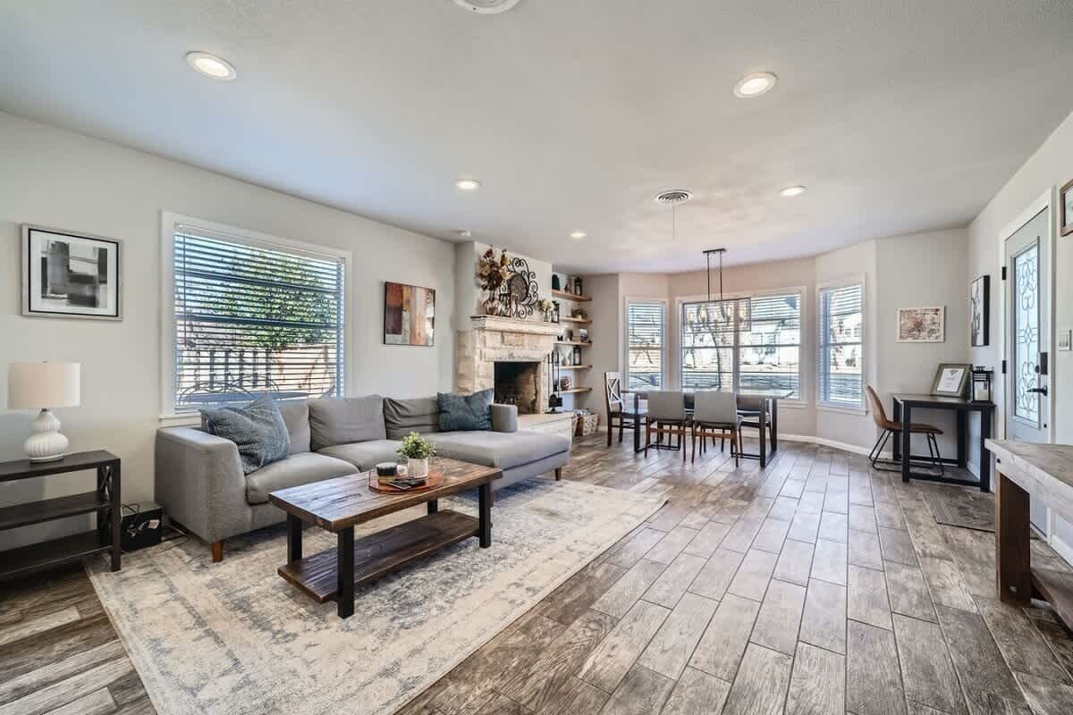 Een televisie, een open haard en een kantoor