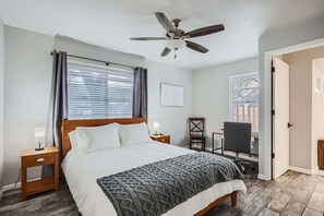 2 makuuhuonetta, työpöytä, silitysrauta/-lauta, vauvan matkasänky