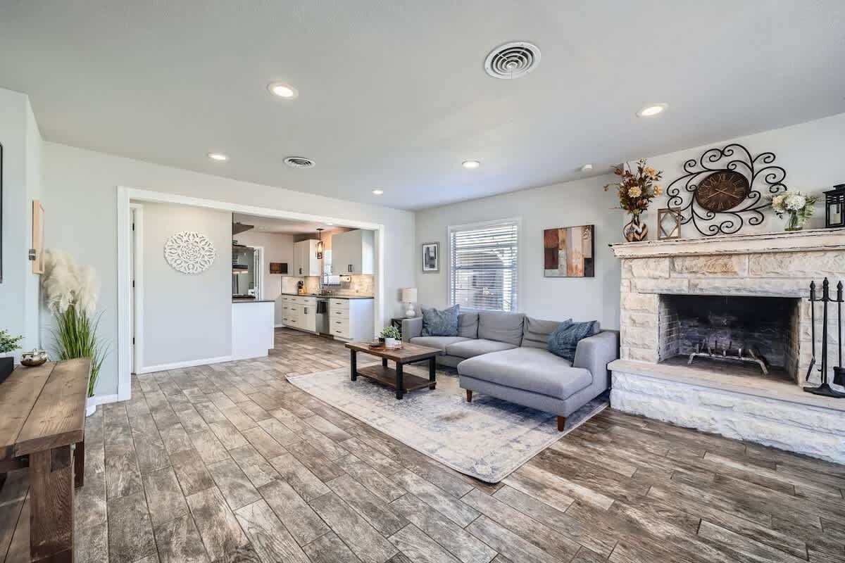 Televisión, chimenea y oficina 