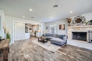 TV, peis og kontorer