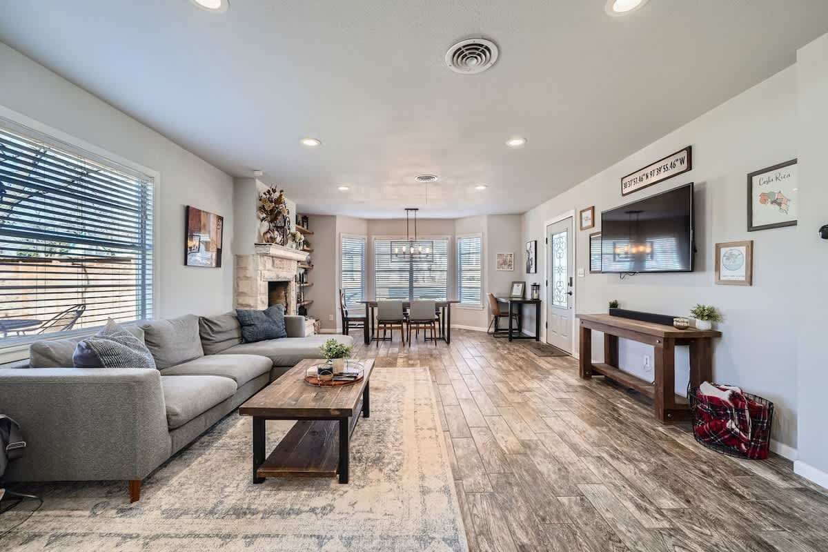 Televisión, chimenea y oficina 