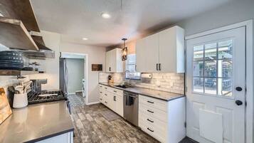 Frigorífico, microondas, horno y placa de cocina