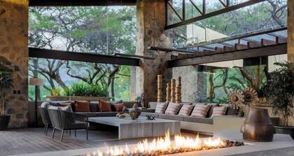 El Salto: Luxury Ranch with Lake View