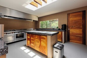 ثلاجة، ميكروويف، فرن، موقد طهي مسطح