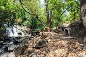 المنطقة المحيطة بالمنشأة