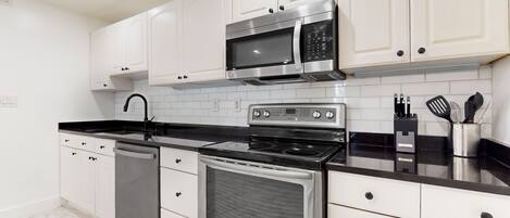 Refrigerador, microondas, horno, placa de cocina