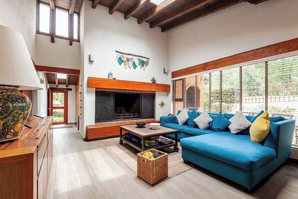 Televisión y chimenea 