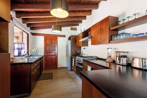 Refrigerador, horno, parrilla de estufa y cafetera y tetera 