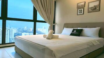 Signature Room, 2 Bedrooms | Laptop workspace, WiFi (free), bed sheets