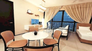 Signature Room, 2 Bedrooms | Laptop workspace, WiFi (free), bed sheets