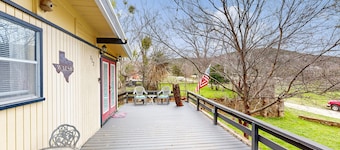 Cozy dog-friendly house near water with enclosed yard, grill, & equipped kitchen