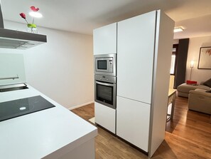 Kylskåp, mikrovågsugn, ugn och diskmaskin