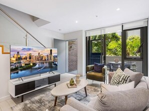 Living area - Modern 2-storey Apartment - Q Stay (Newstead)