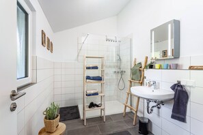 Dusche, kostenlose Toilettenartikel, Haartrockner, Handtücher