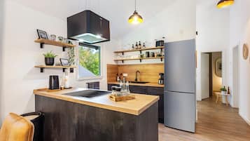 Fridge, oven, stovetop, dishwasher