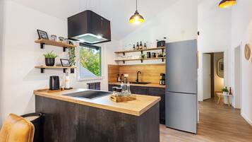 Jääkaappi, uuni, liesi, astianpesukone