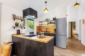 Fridge, oven, stovetop, dishwasher