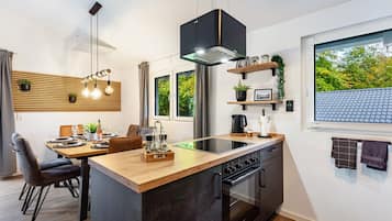 Coffee/tea maker, fridge, oven, stovetop