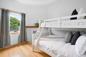 4 habitaciones, tabla de planchar con plancha, wifi y ropa de cama