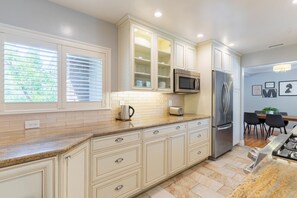 冷蔵庫、電子レンジ、オーブン、コンロ