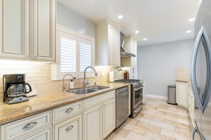 冷蔵庫、電子レンジ、オーブン、コンロ