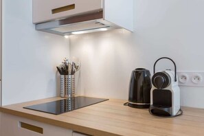 Een koelkast, een magnetron, een oven, een vaatwasser