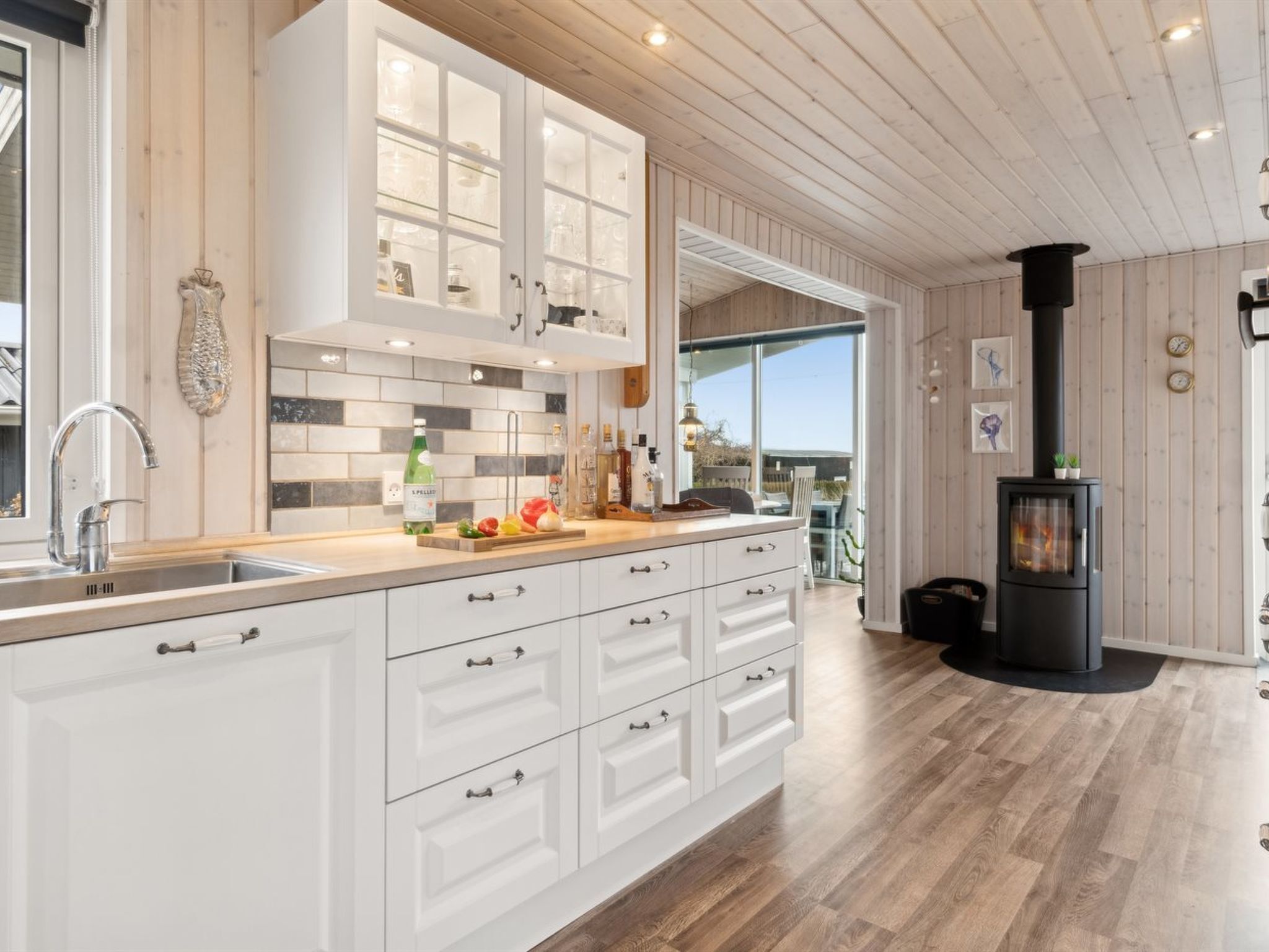 Fridge, dishwasher, cookware/dishes/utensils