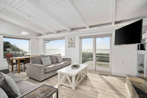 Breathtaking Panormamic Ocean and Beach Views, Pet Friendly, Hot Tub, Close to Casino and Shopping